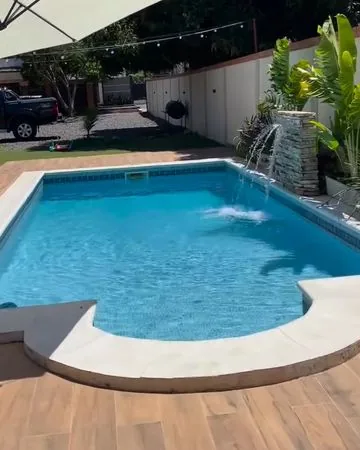 Piscina con cascada de Quinta Ohana de día
