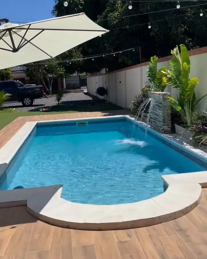 Jardín y piscina de Quinta Ohana de día