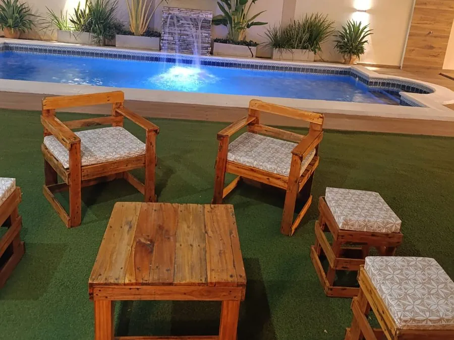 Piscina con cascada y lounge de Quinta Ohana de noche