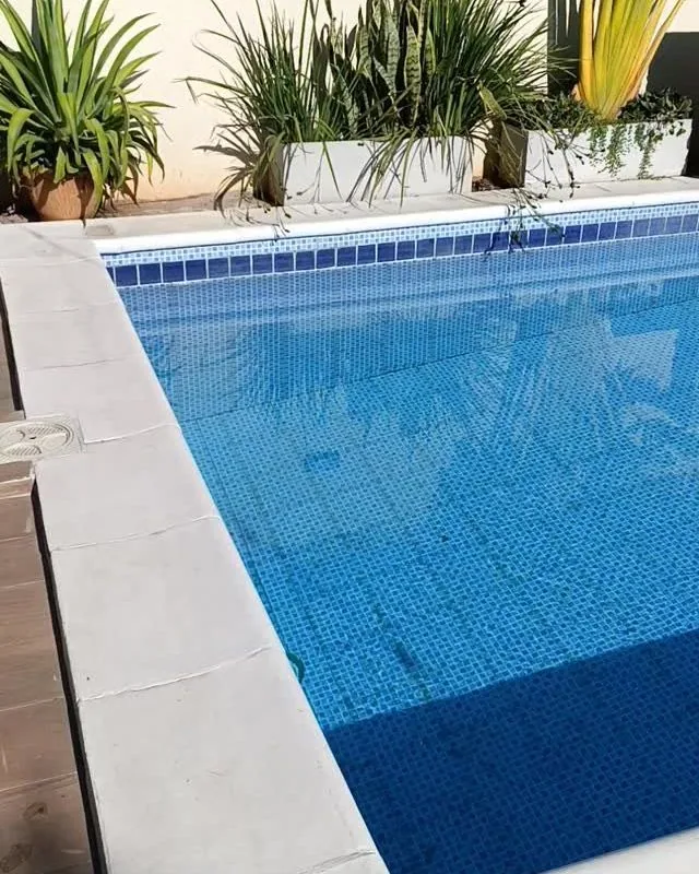 Piscina con cascada en Quinta Ohana